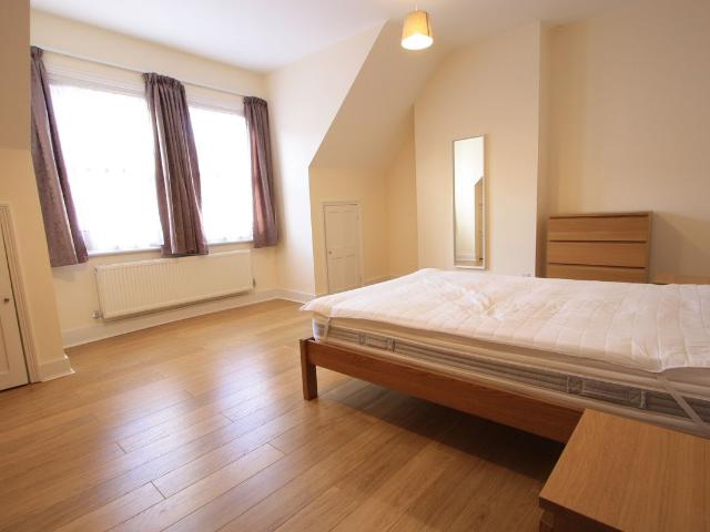 Garden Close, New Malden KT3, 3 bed flat to rent, £1,999 pcm | PrimeLocation