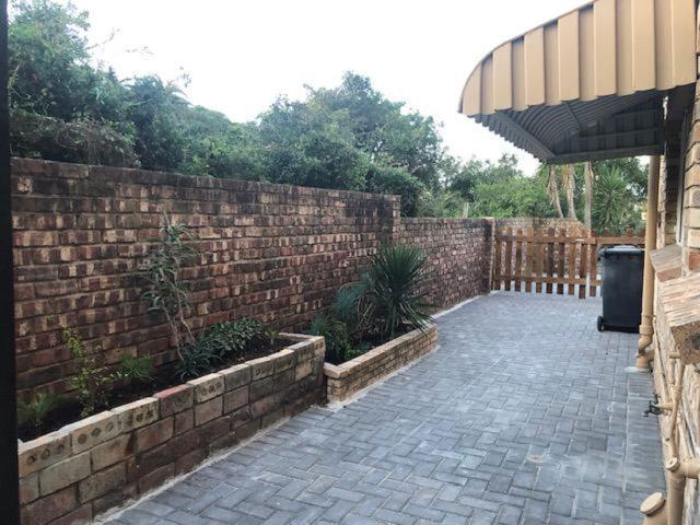 Garden apartment to rent in Aston Bay