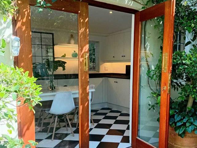 Garden apartment to rent in Houghton Estate