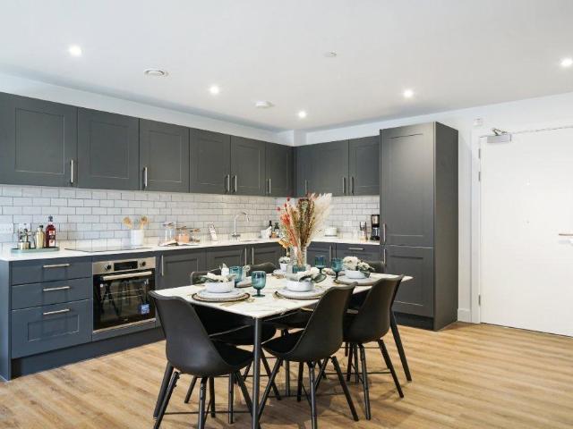 Garden Boulevard, Berkshire SL6 3 bed flat to rent £2,715 pcm £627 pw