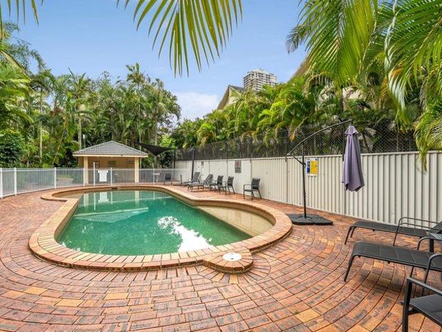 Garden Ground floor apartment with courtyard walk to beach flexible stays