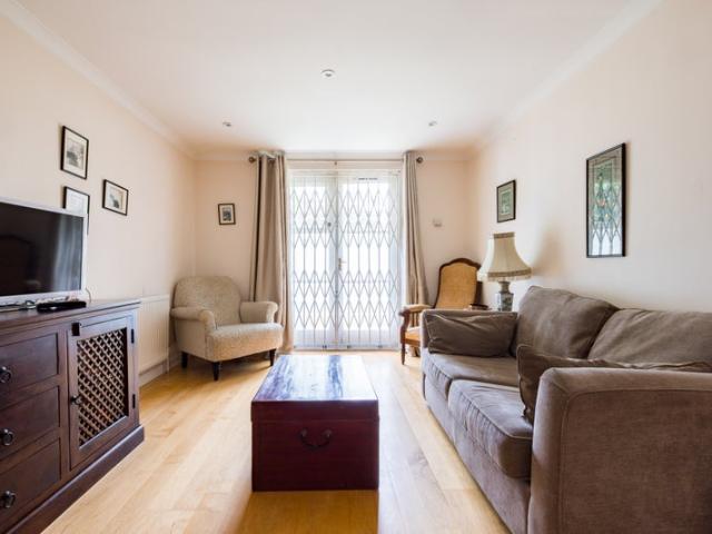 Garden flat with parking available 05/11 22/12