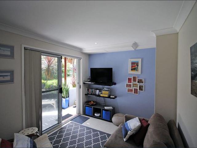Garden flat conveniently located close to Newport Beach and shops