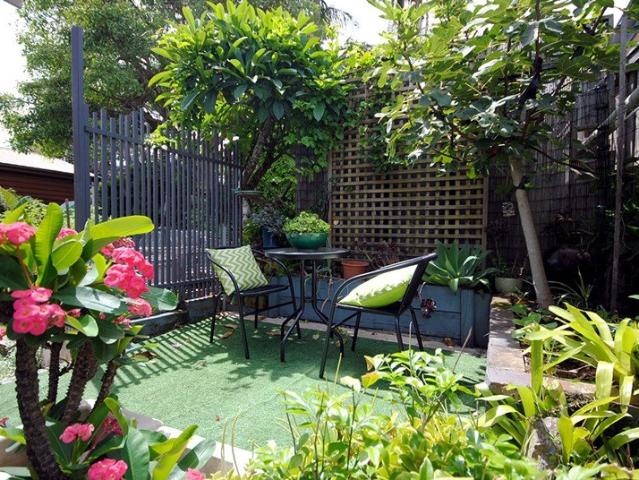 Garden flat conveniently located close to Newport Beach and shops