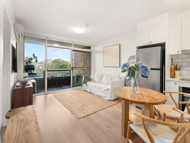 Garden framed serenity and city views in Annandale North