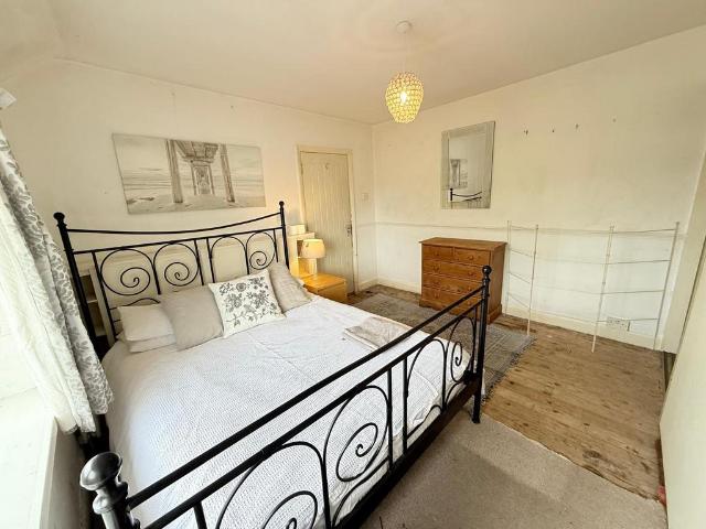 Garden Road, Walton on Thames KT12 5 bed house to rent £4,000 pcm £923 pw