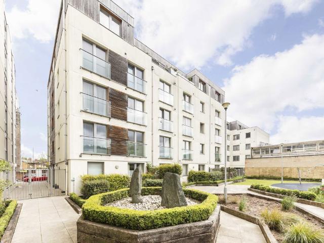 Garden Road, Richmond TW9, 1 bed flat to rent, £1,750 pcm | PrimeLocation