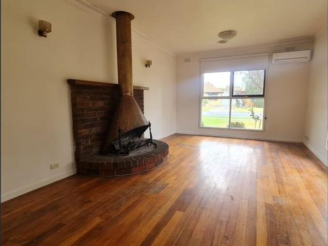 GARDENER INCLUDED Charming Family Home in a Prime St Albans Location