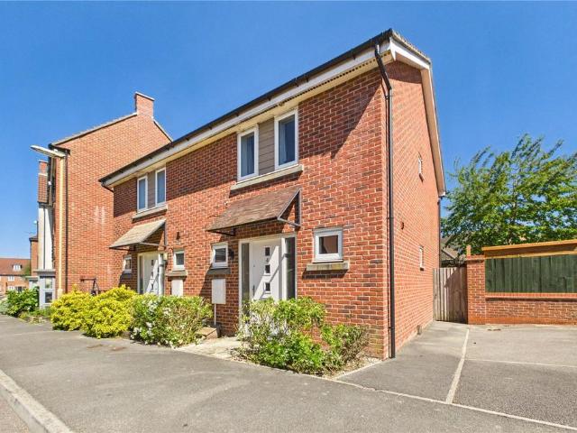 Gardiner Road, Hampshire RG24 3 bed semi detached house to rent £1,650 pcm £381 pw