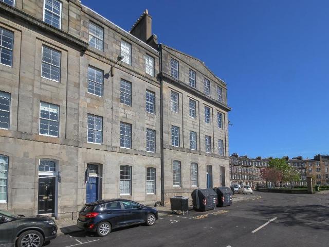 Gardners Crescent, Haymarket. 2 bed flat to rent £1,475 pcm £340 pw