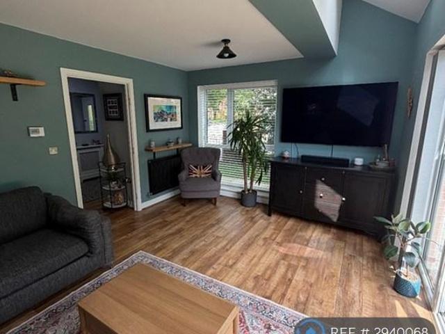 Garforth Avenue, Manchester, M4 4 bed semi detached house to rent £2,350 pcm £542 pw