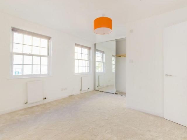 Garford Street, Isle Of Dogs, London. 3 bed terraced house to rent £3,000 pcm £692 pw