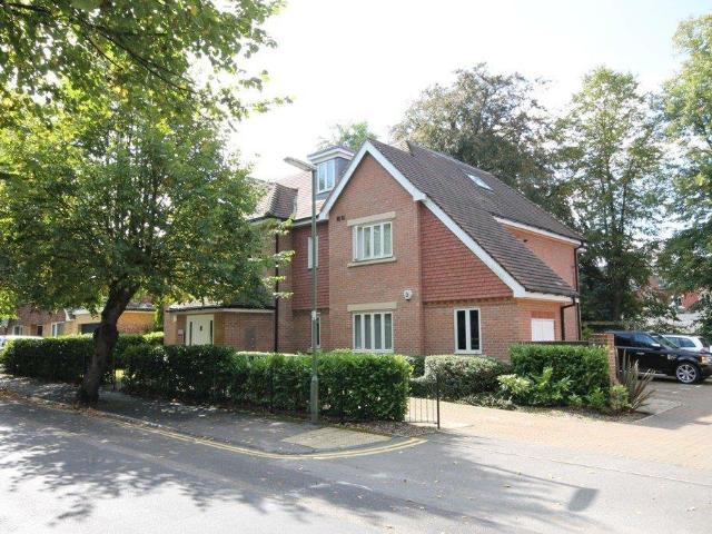 GARLANDS ROAD, LEATHERHEAD, KT22 2 bed penthouse to rent £1,750 pcm £404 pw