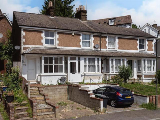 Garlands Road, Redhill 2 bed end of terrace house to rent £1,700 pcm £392 pw