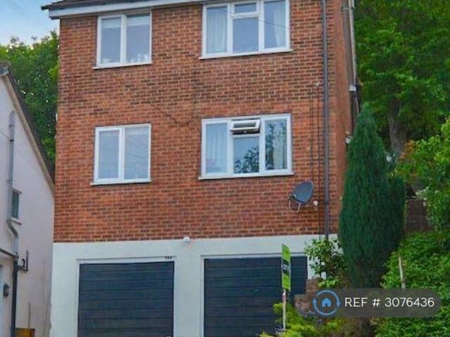 Garlands Road, Redhill, RH1 2 bed maisonette to rent £1,550 pcm £358 pw