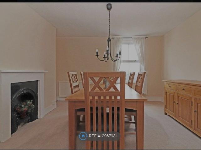Garlands Road, Redhill RH1, 2 bed maisonette to rent, £3,400 pcm | PrimeLocation
