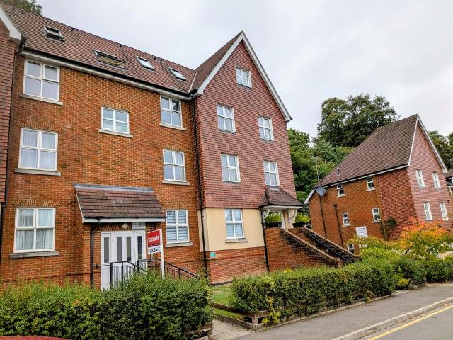 Garlands Road, Redhill, RH1 2 bed apartment to rent £1,550 pcm £358 pw
