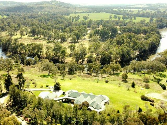 GARNDEE BIRDIN 678 ACRES. MAGNIFICENT HOMESTEAD OVERLOOKING THE MURRUMBIDGEE RIVER