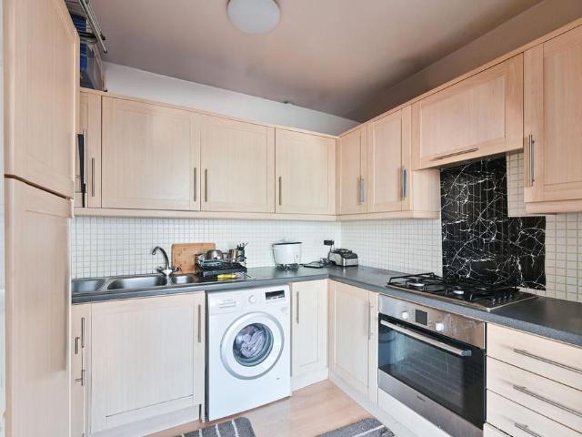 Garratt Lane, Earlsfield, London, SW18 1 bed flat to rent £1,700 pcm £392 pw