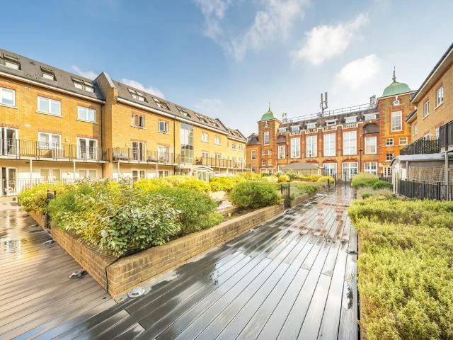 Garratt Lane, Earlsfield SW18, 2 bed flat to rent, £2,600 pcm | PrimeLocation