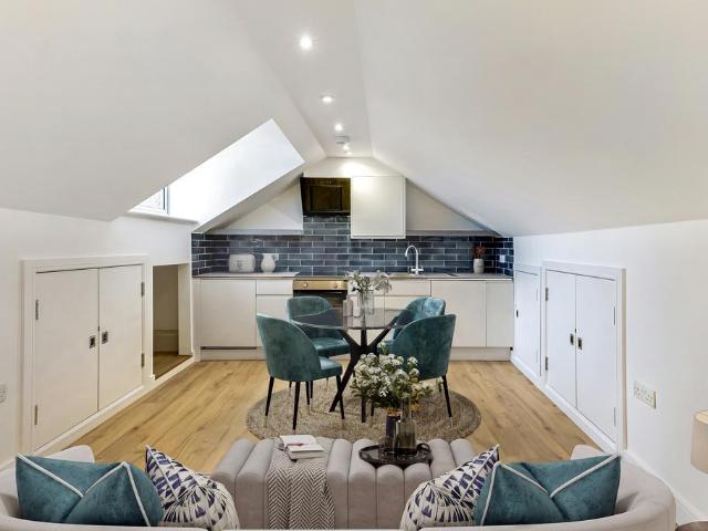 Garratt Lane, London SW17 1 bed apartment to rent £1,800 pcm £415 pw