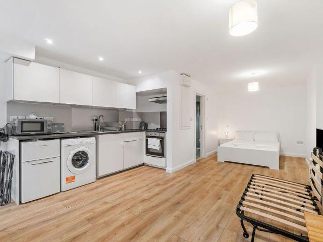 Garratt Lane, London SW17 1 bed flat to rent £1,525 pcm £352 pw