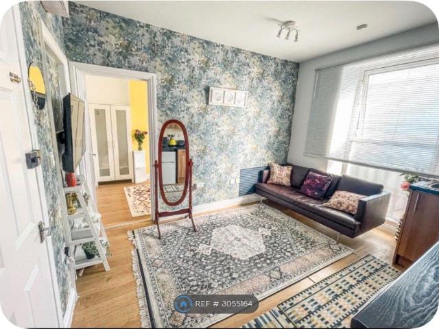 Garratt Lane, London SW17, 1 bed flat to rent, £1,700 pcm | PrimeLocation