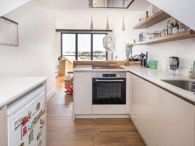 Garratt Lane London SW17 2 bed flat to rent £2,500 pcm £577 pw