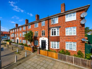 Garratt Lane, London SW17 4 bed flat to rent £3,200 pcm £738 pw