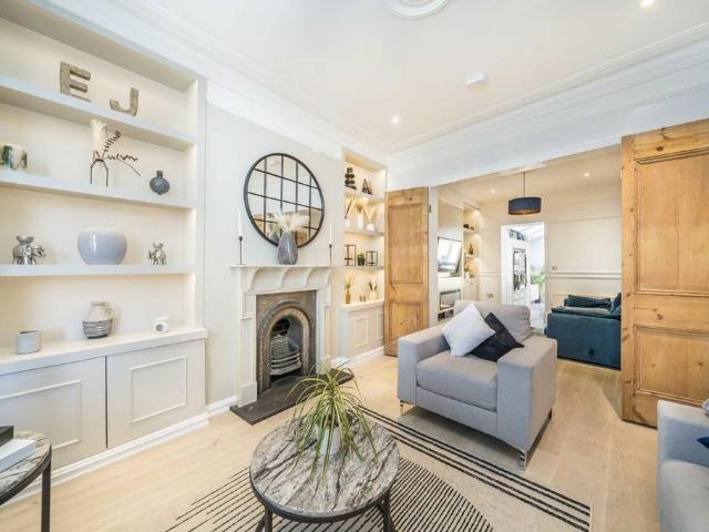Garratt Lane, London SW17 4 bed house to rent £4,700 pcm £1,085 pw