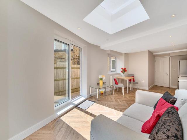 Garratt Lane, London, SW18 1 bed flat to rent £2,000 pcm £462 pw
