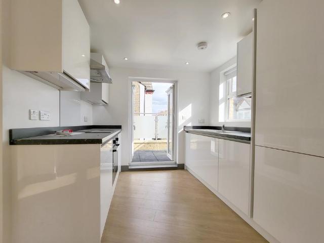Garratt Lane, London SW18 2 bed apartment to rent £2,100 pcm £485 pw