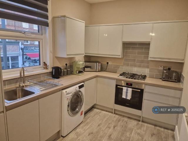 Garratt Lane, London, SW18 2 bed flat to rent £2,600 pcm £600 pw