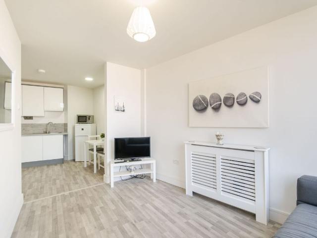 Garratt Lane, Tooting Broadway, London SW17, 1 bed flat to rent, £1,900 pcm | PrimeLocation
