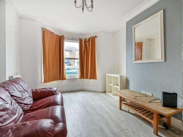 Garratt Lane, Tooting, London, SW17 4 bed terraced house to rent £2,900 pcm £669 pw
