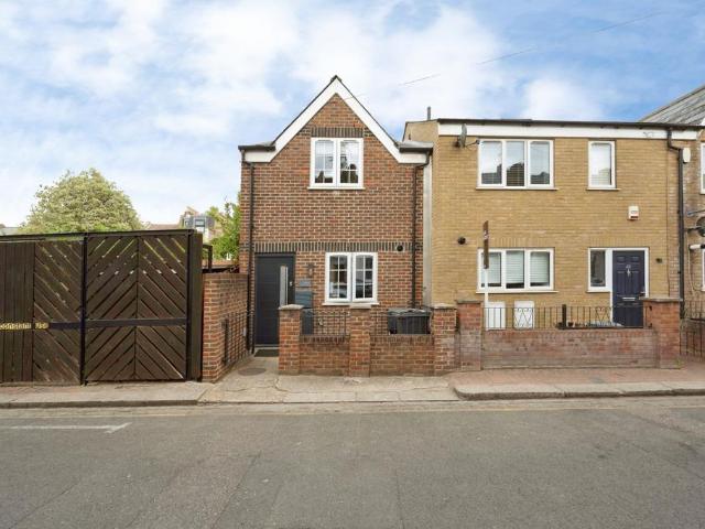 Garratt Terrace, London, SW17 2 bed terraced house to rent £2,600 pcm £600 pw