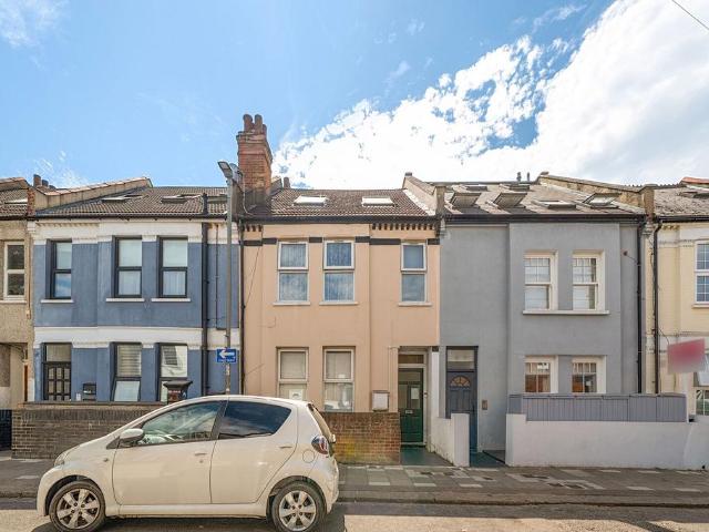 Garratt Terrace, Tooting, London, SW17 3 bed flat to rent £2,701 pcm £623 pw