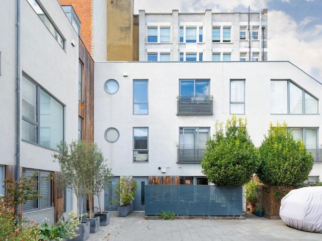 Garrett Street, London EC1Y 3 bed terraced house £4,750 pcm £1,096 pw