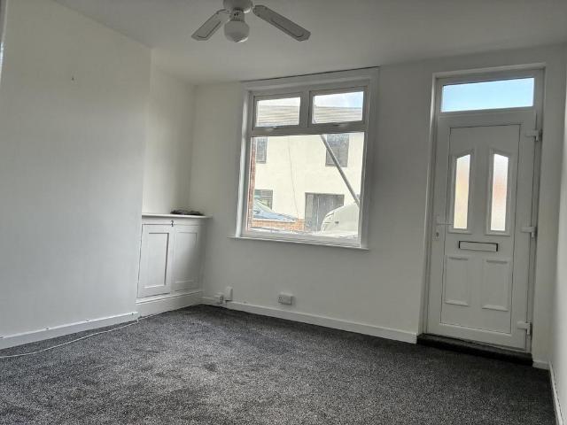 Garrett Street, Nuneaton. 3 bed terraced house to rent £950 pcm £219 pw