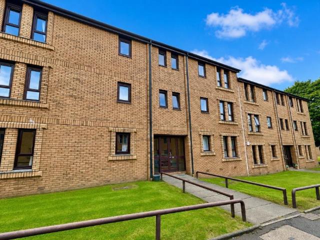 Garriochmill Road, North Kelvinside. 2 bed flat to rent £1,200 pcm £277 pw