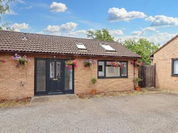 Garry Drive, Cambridge, Cambs CB4, 2 bed bungalow to rent, £1,550 pcm | PrimeLocation