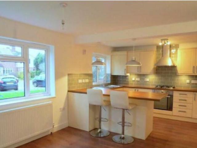 Garson Road, Esher, KT10 2 bed apartment to rent £1,750 pcm £404 pw