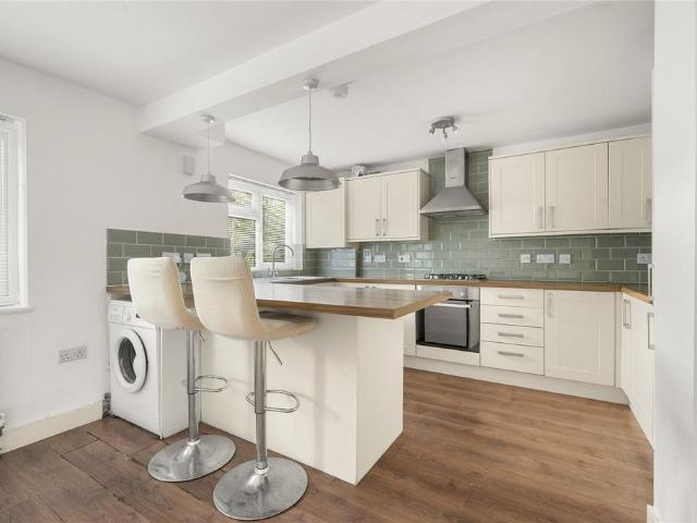 Garson Road, Esher, Surrey, KT10 2 bed flat to rent £1,750 pcm £404 pw