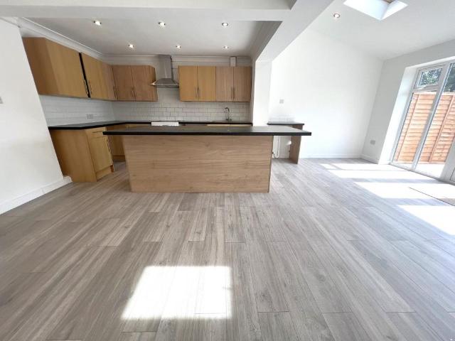 Garstons Close, Fareham PO14 4 bed end of terrace house to rent £1,900 pcm £438 pw