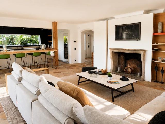 Gassin – Villa rénovée à 300 mètres de la plage et proche de. 220m² Gassin