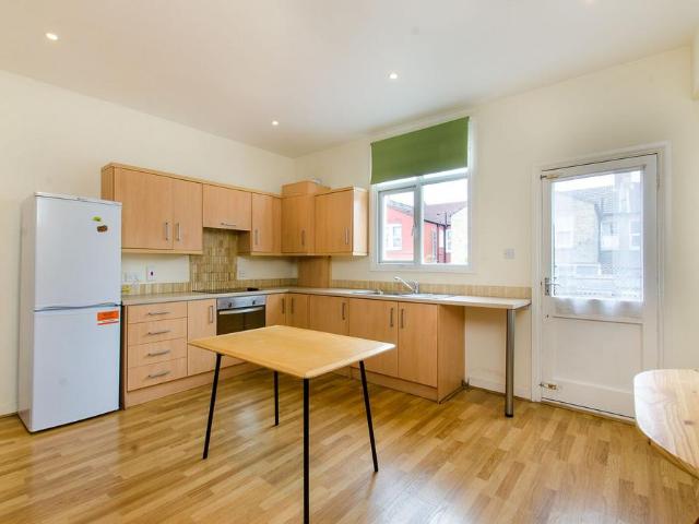 Gassiot Road, Tooting, London, SW17 4 bed house to rent £3,600 pcm £831 pw