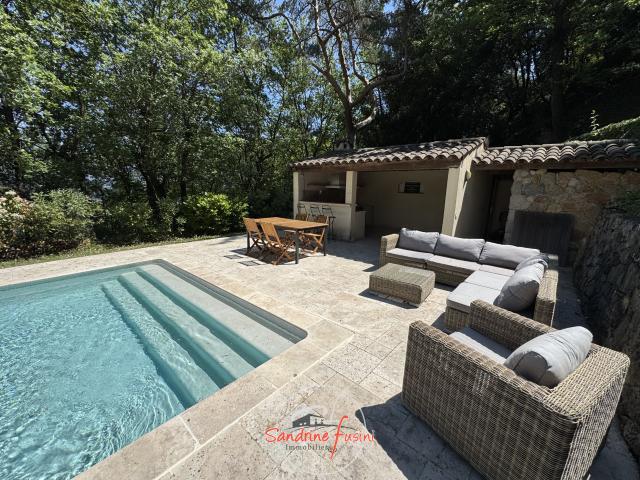 Gattières: Belle villa au calme avec piscine sur vaste terrain