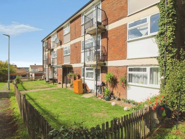 Gate Croft, Hemel Hempstead, Hertfordshire HP3, 2 bed flat to rent, £1,450 pcm | PrimeLocation