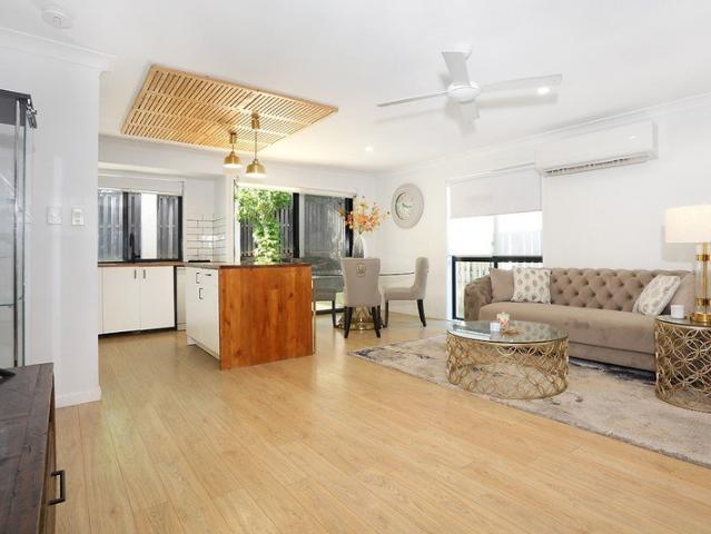 GATED 3 BED RESIDENCE WITH PRIVATE COURTYARD