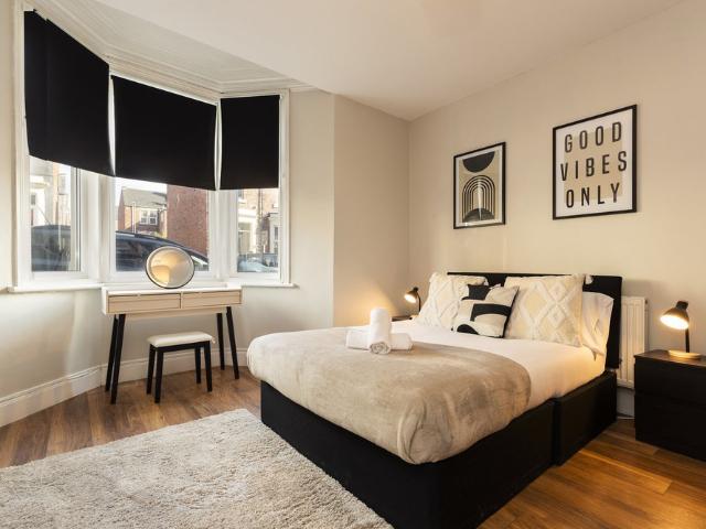 Gateshead 2BR Home Near Town & Metro Access